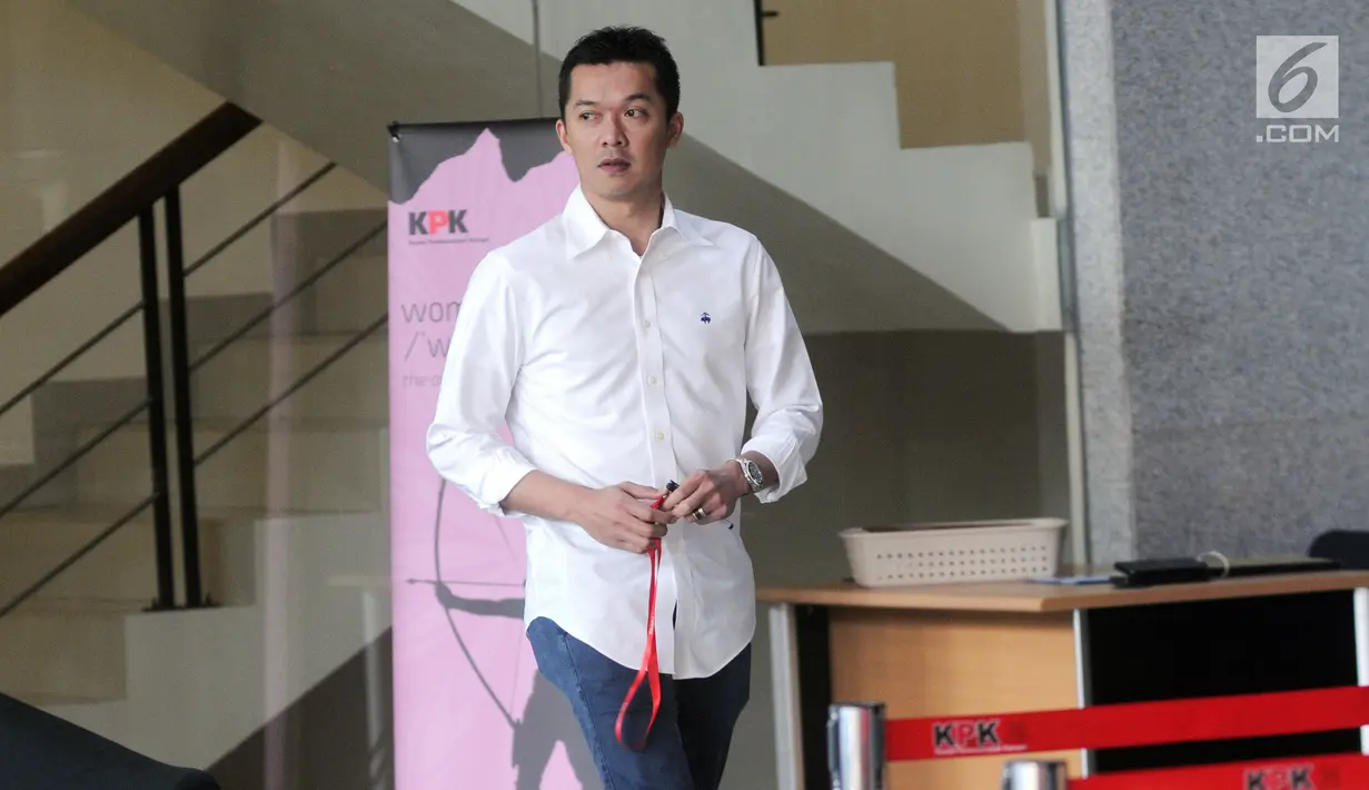Mantan pemain bulutangkis Indonesia, Taufik Hidayat seusai menjalani pemeriksaan di Gedung KPK, Jakarta, Kamis (1/8/2019). Taufik Hidayat memenuhi panggilan KPK menjalani pemeriksaan terkait dengan jabatannya sebagai  Staf Khusus Menteri Pemuda dan Olahraga (Menpora). (merdeka.com/Dwi Narwoko)