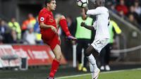 Aksi Philippe Coutinho (kiri) saat membela Liverpool bersua Swansea City, pada laga di Liberty Stadium (1/10/2016). Coutinho terus diburu kubu Paris Saint-Germain.  (Reuters/Stefan Wermuth)