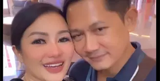 Penyanyi dangdut Fitri Carlina menyusul suami Hendra Sumendap ke Oman. Saat baru dua hari di negara tersebut, Fitri mengaku terharu dengan sikap salah satu warga Oman yang memotretnya diam-diam. [Instagram/fitricarlina]