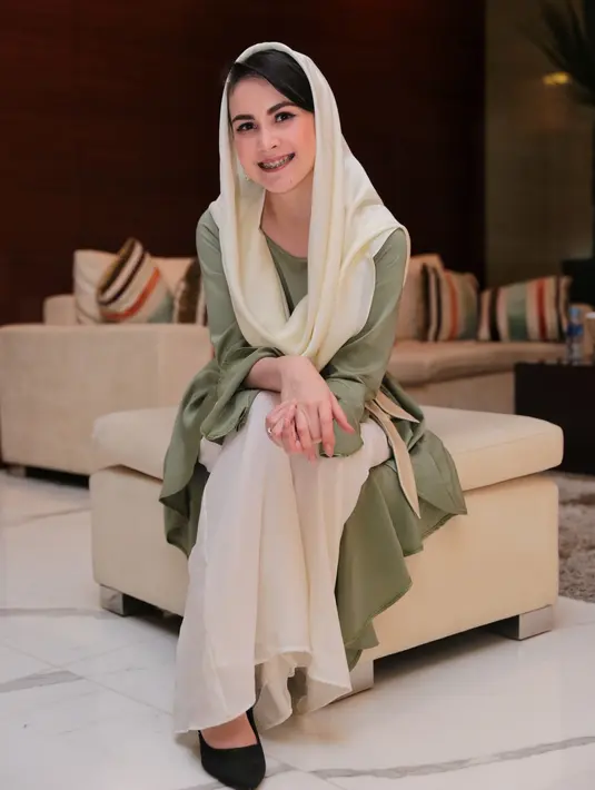 Menjadi istri pejabat, harus bisa membawa diri dan tidak bisa seenaknya berprilaku lantaran mendapat perhatian dari warganya. Berbeda saat menjadi artis yang menjadi diri sendiri. (Adrian Putra/Bintang.com)