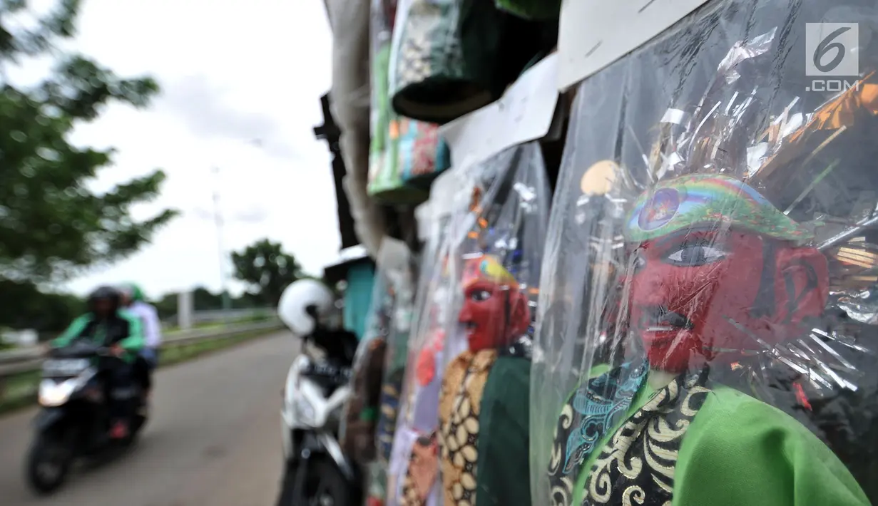 Miniatur ondel-ondel buatan Andri saat dipajang di pinggir jalan di Jakarta, Selasa (19/3). Andri dan rekannya, Tarno memulai ide membuat miniatur ondel-ondel sejak 1 tahun lalu. (merdeka.com/ Iqbal S. Nugroho)