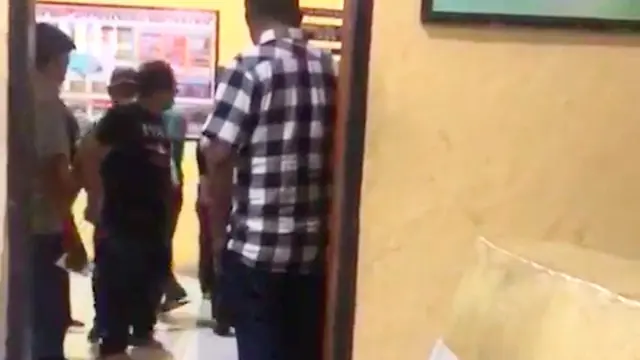 Afif, ditenangkan polisi ketika mengamuk di Polres Kulisusu Barat, Kabupaten Buton Utara.(Liputan6.com/Ahmad Akbar Fua)