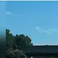 Lingkaran hitam misterius terlihat mengambang di langit wilayah Williamsburg, VIrginia AS.(Screen grab YouTube WAVY TV 10)