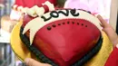 Kue berbentuk hati diabadikan dalam bentuk foto pada momen Hari Valentine di Damaskus, Suriah, Rabu (12/2/2020). (Xinhua/Ammar Safarjalani)