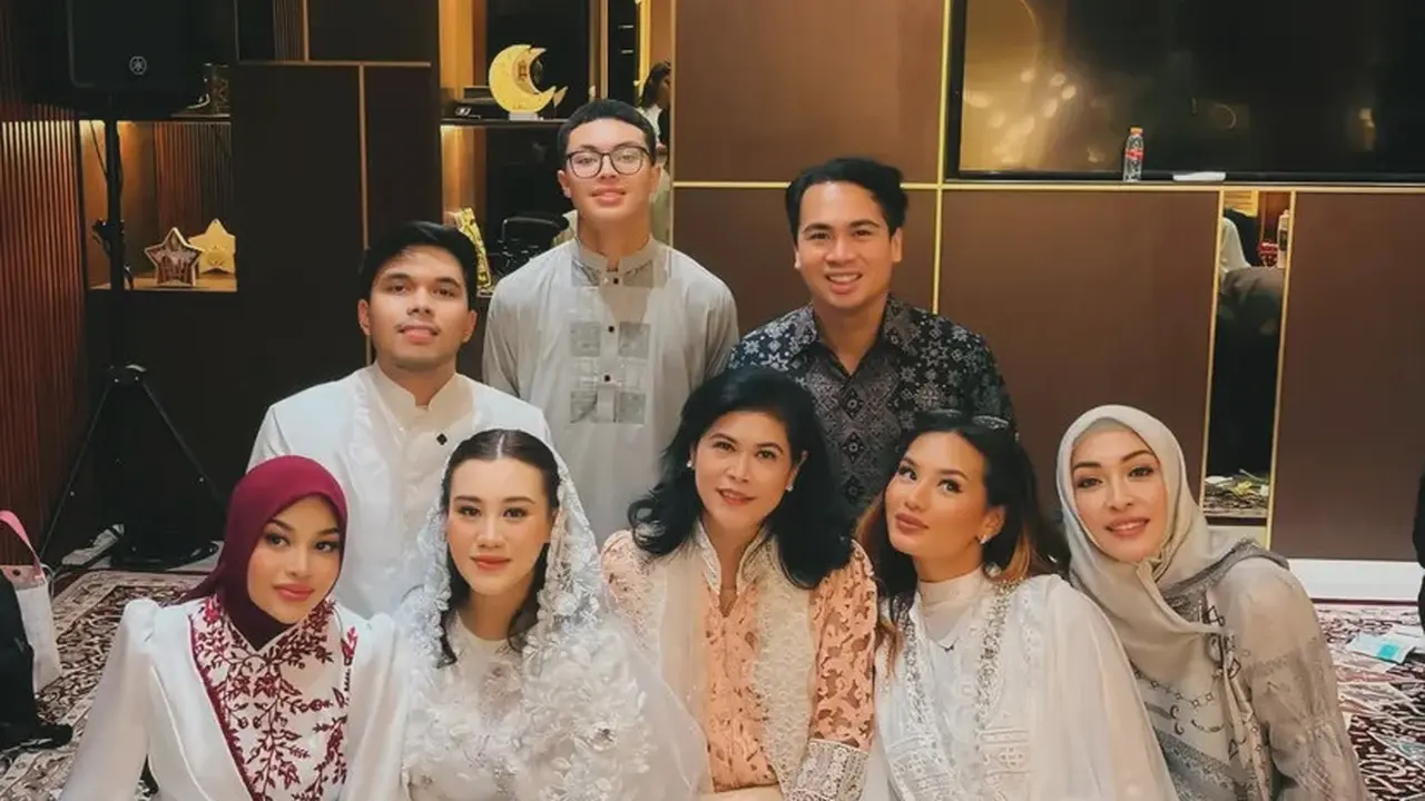 Kakak Kandung dan  Kakak Ipar Aaliyah Massaid saat Tasykuran Empat Bulanan Kehamilan