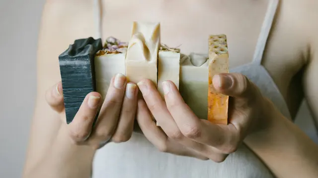 4. Menggunakan Energi Terbarukan dalam Produksi