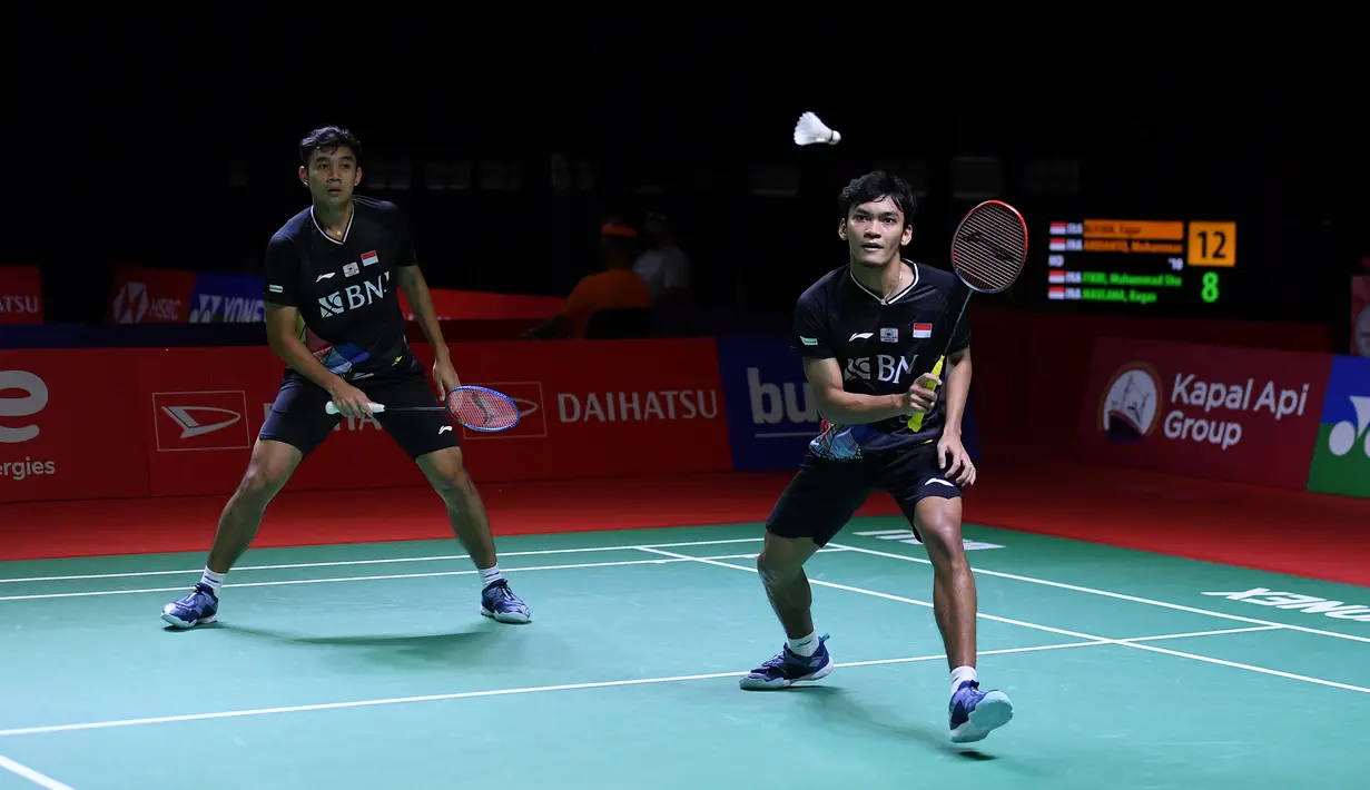 Ganda putra muda, Muhammad Shohibul Fikri/Bagas Maulana mengembalikan kok ke arah Fajar Alfian / Muhammad Rian Ardianto pada babak 32 besar Indonesia Masters 2021 di Bali International Convention Centre, Nusa Dua, Selasa (16/11/2021).  Fikri/Bagas menang 13-21, 21-18 dan 22-20. (Foto: Humas PP PBSI)
