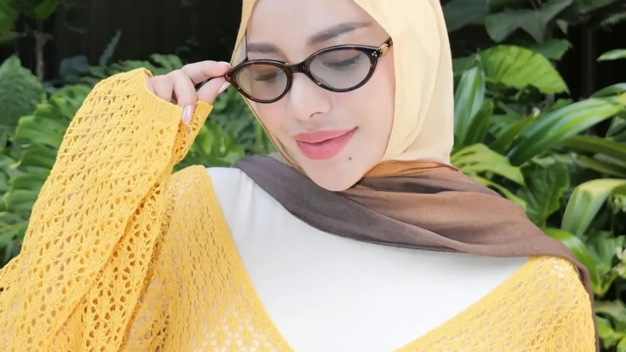 Aurel Hermansyah dengan Gaya Resort Berhijab saat Liburan di Bali. [@aurelie.hermansyah]