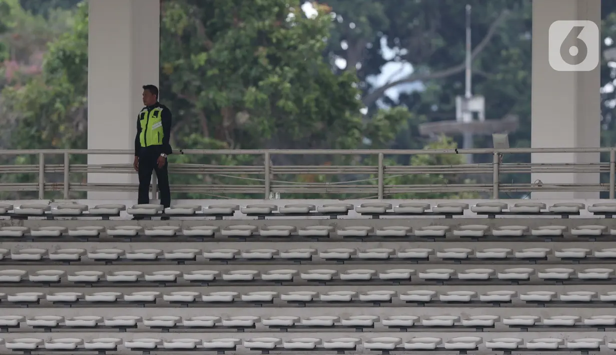 Petugas keamanan berjaga di Stadion Madya Gelora Bung Karno saat laga kualifikasi Grup H Piala AFC 2020 antara PSM Makassar melawan Kaya FC-Iloilo, Jakarta, Selasa (10/3/2020). Pertandingan tanpa dihadiri penonton sebagai antisipasi penyebaran virus Corona COVID 19. (Liputan6.com/Helmi Fithriansyah)