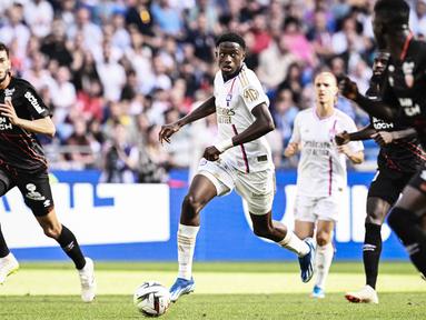 Nama Mahamadou Diawara kini sedang ramai diperbincangakan di jagat sepak bola dunia lantaran memilih meninggalkan timnas U-19 Prancis demi bisa berpuasa. (AFP/Jeff Pachoud)