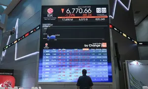 Seorang pria memantau layar yang menampilkan Indeks Harga Saham Gabungan (IHSG), yang anjlok signifikan selama pembukaan pasar, di gedung Bursa Efek Indonesia di Jakarta pada Rabu 13 Mei 2026. (BAY ISMOYO/AFP)