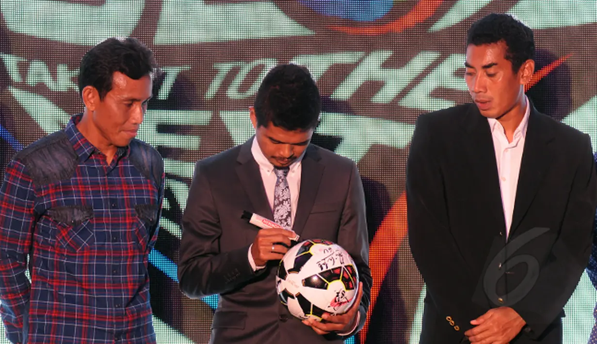 Kapten tim Persija, Bambang Pamungkas (tengah) menandatangani bola saat peresmian gelaran ISL 2015 di Lounge VVIP Barat Stadion GBK Jakarta, Sabtu (14/2/2015). (Liputan6.com/Helmi Fithriansyah)