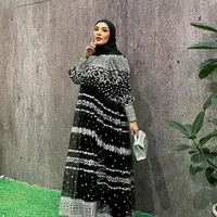 Dress hitam dengan bordiran hitam terlihat elegan dan mewah saat lebaran seperti yang dikenakan Nindy Ayunda. Cukup padukan dengan kerudung hitam polos. [@nindyayunda]