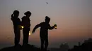 Persiapan Ramadan menjadi simbol ketahanan warga Palestina di Gaza. Lampion yang menerangi sela-sela tenda bukan sekadar hiasan, melainkan penanda harapan akan masa depan yang lebih baik. Tampak dalam foto, beberapa pengungsi muda Palestina bermain di reruntuhan bangunan yang hancur di kamp pengungsi Bureij di Jalur Gaza tengah pada 15 Februari 2026. (Eyad Baba/AFP)