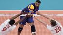 Atlet bola voli asal Prancis, Earvin Ngapeth (tengah) melakukan spike dan berusaha dihadang pemain Polandia Wilfredo Leon Venero dan Mateusz Bieniek, dalam pertandingan perempat final bola voli putra pada Olimpiade Tokyo 2020, Selasa (3/8/2021). (Foto: AP/Manu Fernandez)