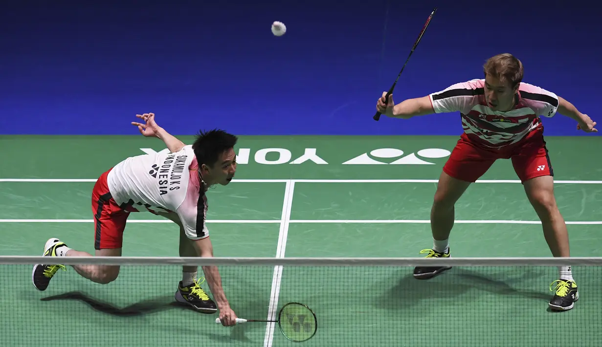 Ganda putra Indonesia, Kevin Sanjaya dan Marcus Gideon saat final All England di Birmingham, Minggu (18/3/2018). Mereka juara setelah mengalahkan Mathias Boe dan Carsten Mogensen dengan skor 21-18, 21-17. (AFP/Paul Ellis)