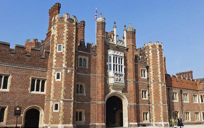 Istana Hampton Court yang terkenal berhantu | foto: copyright dailymail.co.uk