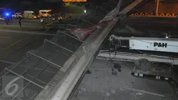Petugas berkumpul di lokasi robohnya Jembatan Penyebrangan Orang (JPO) di KM 7 Tol BSD, Tangerang, arah Jakarta usai ditabrak truk trailer bermuatan crane, Minggu (15/5) malam. Tidak ada korban jiwa dalam peristiwa tersebut. (Liputan6.com/Helmi Afandi)