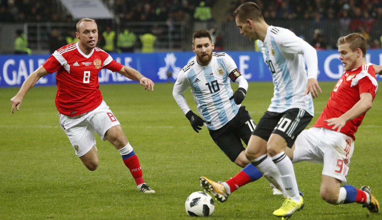 Striker Rusia, Aleksandr Kokorin, menekel gelandang Argentina, Giovani Lo Celso, pada laga persahabatan jelang Piala Dunia 2018 di Stadion Luzhniki, Moskow, Sabtu (11/11/2017). Rusia kalah 0-1 dari Argentina. (AP/Pavel Golovkin)