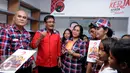 Calon Wakil Gubernur DKI Jakarta Djarot Saiful Hidayat saat meresmikan perpustakaan di kawasan Kramat jati, Jakarta, Kamis (1/12). Djarot mengungkapkan, tempat itu disediakan bukan hanya bagi pemenangan Basuki-Djarot. (Liputan6.com/Gempur M. Surya)