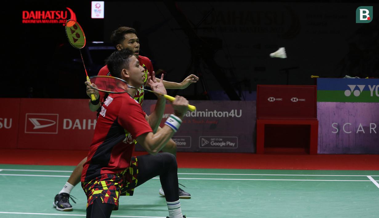 Usai interval, lagi-lagi berkat kematangannya sebagai pemain senior, Fajar/Rian kembali dapat mengontrol permainan dan akhirnya mampu menyamakan skor 14-14. (Bola.com/Ikhwan Yanuar)