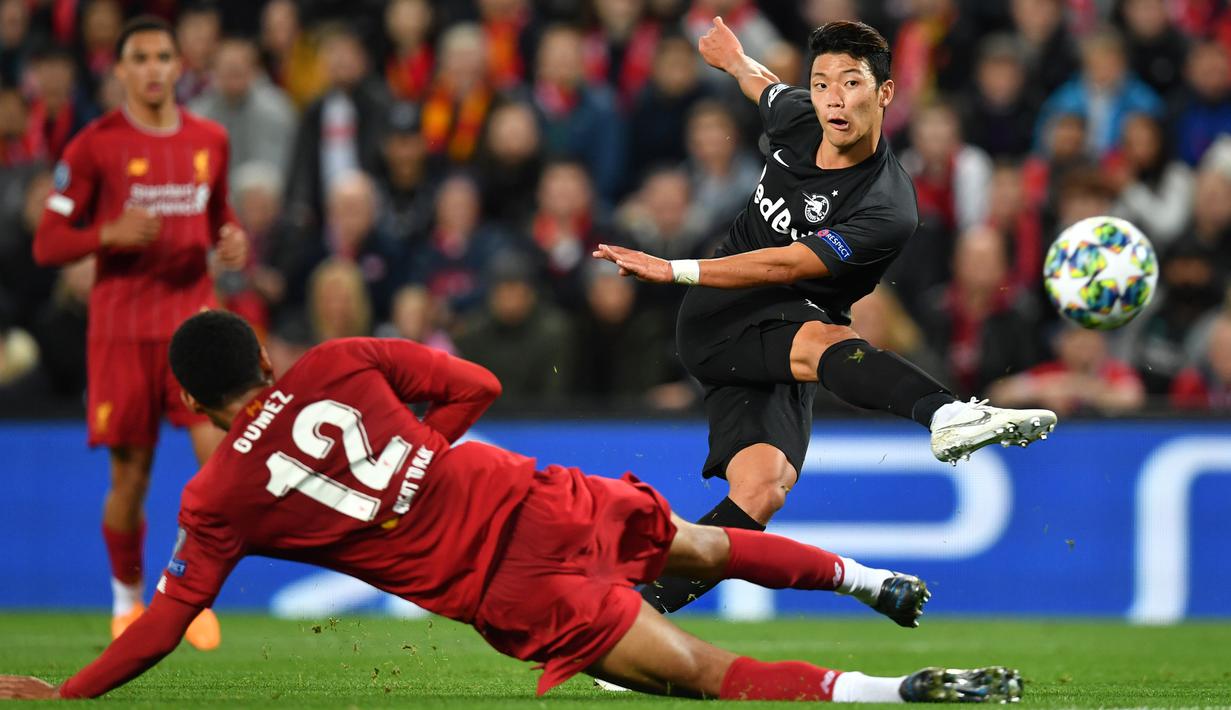 Gelandang Salzburg, Hwang Hee-Chan, melepaskan tendangan saat melawan Liverpool pada laga Liga Champions di Stadion Anfield, Liverpool, Rabu (2/10). Liverpool menang 4-3 atas Salzburg. (AFP/Paul Ellis)