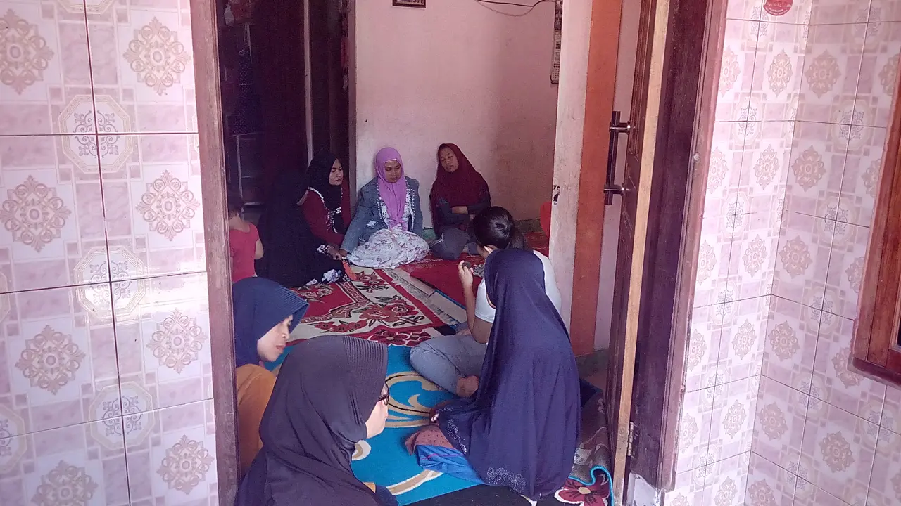 Tampak para keluarga balita korban vaksin MR tengah berkabung di rumah duka Kp. Ciawitali, Jayaraga, Garut, Jawa Barat