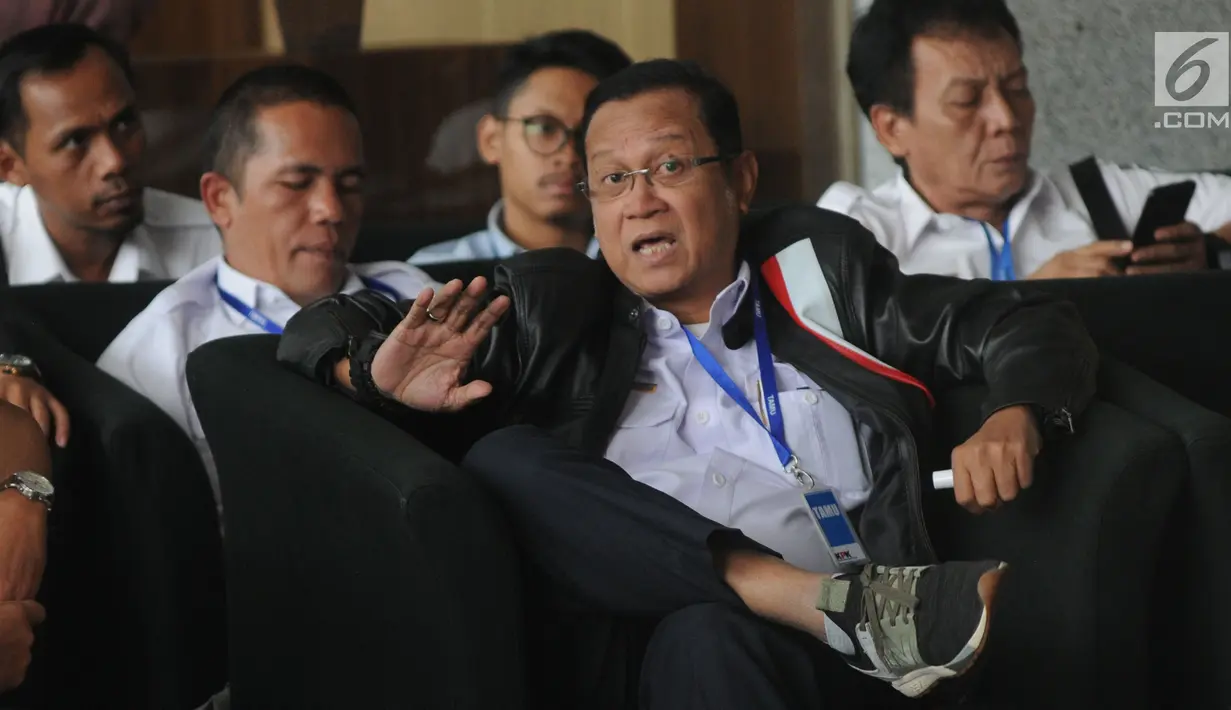 Direktur Utama PT Kereta Api Indonesia Edi Sukmoro duduk menunggu di lobi gedung KPK, Jakarta, Senin (12/08/2019). Edi Sukmoro tampil mengenakan jaket kulit hitam dan sepatu sneakers saat ingin bertemu pempinan KPK  untuk melakukan konsultasi pencegahan tindak pidana korupsi. (merdeka.com/Dwi Narwok