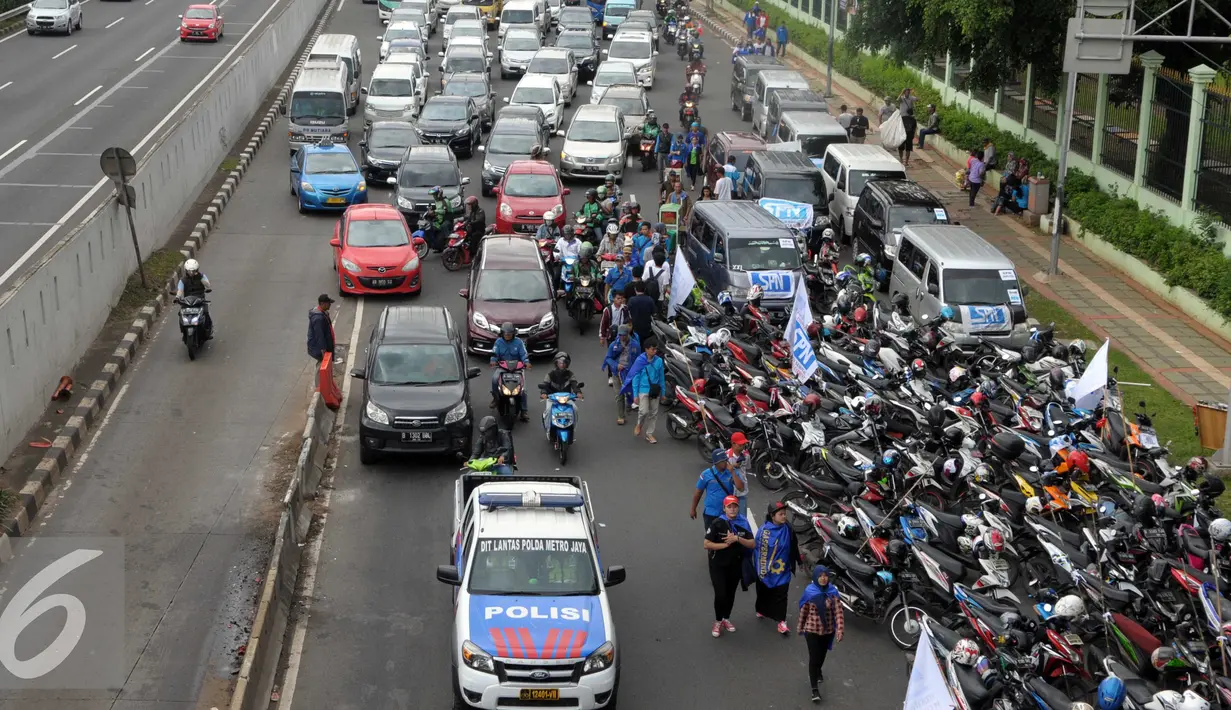 Motor yang dibawa buruh saat aksi May Day 2016 di depan Gedung DPR terparkir di pinggir jalan hingga menyebabkan kemacetan, Jakarta, Minggu (1/5). (Liputan6.com/Helmi Afandi)