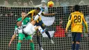 Pemain Juventus, Stefano Sturaro (kiri) berebut bola dengan pemain Verona, Samuel Souprayen, dalam laga Serie A di Stadion Juventus, Turin, (6/1/2016). (AFP/Marco Bertorello)