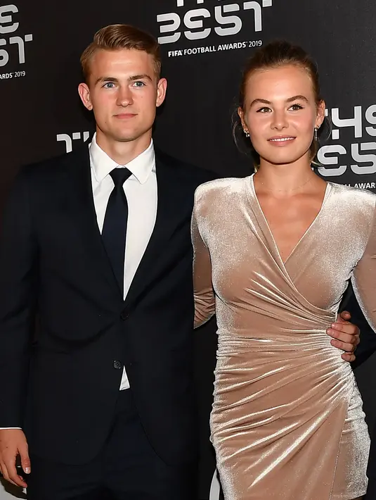 Bek Juventus asal Belanda, Matthijs de Ligt didampingi pacarnya Annekee Molenaar berpose saat menghadiri penghargaan sepak bola FIFA Terbaik, di teater La Scala Milan, Italia utara (23/9/2019). (AFP Photo/Tiziana Fabi)