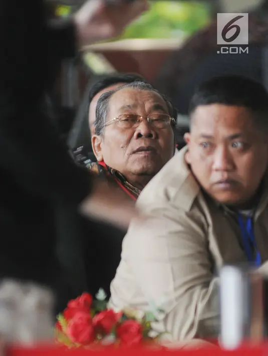 Ketua DPRD Sumatera Utara, Wagirin Arman menunggu di lobi gedung KPK, Jakarta, (9/4). Wagirin diperiksa terkait kasus suap interpelasi dan penetapan APBD Provinsi Sumut 2012-2013 oleh Mantan Gubernur Sumut, Gatot Pudjo Nugroho. (Merdeka.com/Dwi Narwoko)