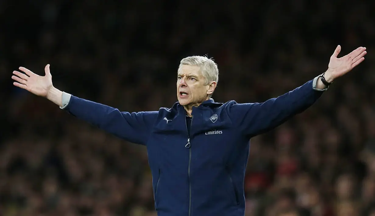Pelatih Arsenal, Arsene Wenger, memberikan instruksi kepada anak asuhnya saat berlaga melawan Newcastle pada laga Liga Premier Inggris. Mengalahkan Newcastle merupakan kemenangan ketiga belas Arsenal musim ini. (Reuters/Eddie Keogh)