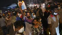 Warga berkumpul di pompa bensin untuk membeli minyak tanah di Kolombo (22/3/2022). Sri Lanka memerintahkan pasukan ke pompa bensin pada 22 Maret ketika protes sporadis meletus di antara ribuan pengendara yang mengantre setiap hari untuk mendapatkan bahan bakar yang langka. (AFP/Ishara S.Kodikara)