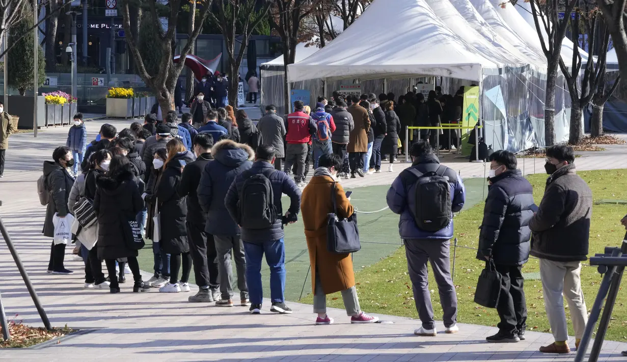 <p>Warga antre untuk melakukan uji COVID-19 di tempat pengujian darurat, Seoul, Korea Selatan, Rabu (24/11/2021). Kasus COVID-19 di Korea Selatan melonjak karena penyebaran varian delta setelah pelonggaran dalam beberapa pekan terakhir untuk meningkatkan ekonomi. (AP Photo/Ahn Young-joon)</p>