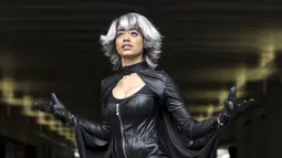Kristel Jackman mengenakan kostum karakter Storm pada hari kedua New York Comic Con di Manhattan, New York, Jumat (9/10/2015). (REUTERS/Andrew Kelly)