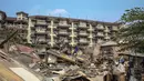 Pembongkaran tersebut dilakukan untuk merefungsi taman sebagai Ruang Terbuka Hijau (RTH), Jakarta, (22/10/14). (Liputan6.com/Faizal Fanani)
