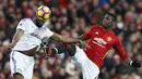 Aksi Paul Pogba berebut bola dengan pemain Sunderland, Victor Anichebe pada lanjutan Premier League di Old Trafford Stadium, (26/12/2016). (Reuters/Phil Noble)