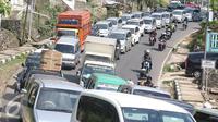 Kendaraan terjebak kemacetan di sepanjang Simpang Cagak Nagreg, Jawa Barat, Minggu (3/7). Tingginya volume kendaraan serta aktivitas pasar menjadi penyebab kemacetan di kawasan tersebut. (Liputan6.com/Immanuel Antonius)
