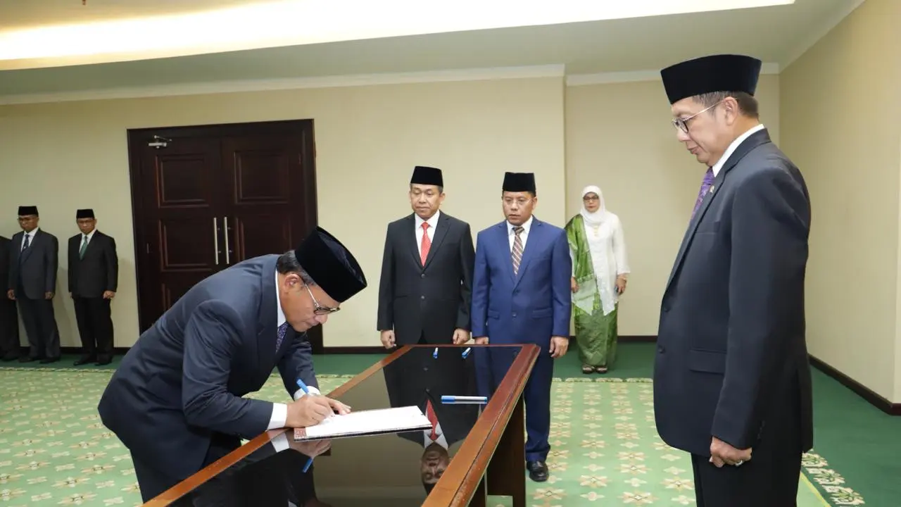 Menteri Agama (Menag) Lukman Hakim Saifuddin melantik Komaruddin Hidayat sebagai Rektor Universitas Islam Internasional Indonesia (UIII),  periode 2019 – 2024. Dok Kemenag