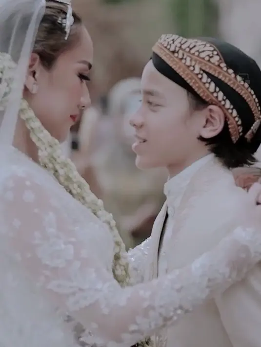 Noah tampak kalem dan tenang, sementara BCL merasa haru kala memeluk sang buah hati. [instagram.com/sellyraimantra]