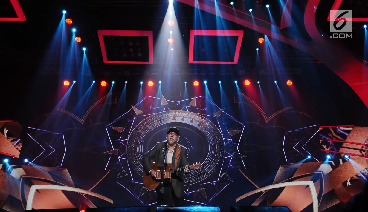Musisi dan penyanyi, Iwan Fals saat tampil membawakan lagu pada Konser Raya 23 Tahun Indosiar di JCC, Jakarta, Kamis (11/1). Total empat lagu dibawakan untuk memeriahkan HUT ke-23 Indosiar. (Liputan6.com/Helmi Fithriansyah)