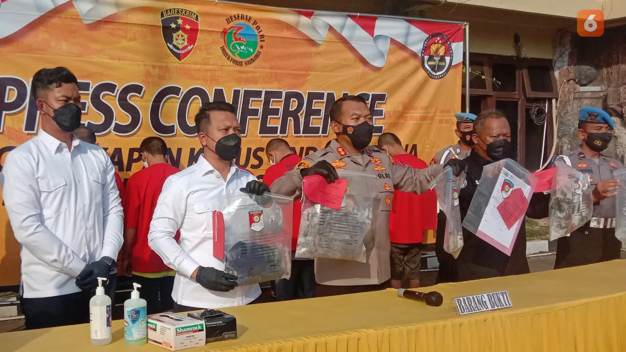 Polisi Tetapkan Enam Tersangka Matinya Tahanan Narkoba Polres Cilegon. Senin, (22/02/2022). (Liputan6.com/Yandhi Deslatama).