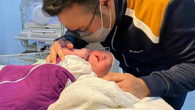 Viral Kisah Haru Dokter Azankan Bayi Baru Lahir, Ayahnya Meninggal Karena Covid-19