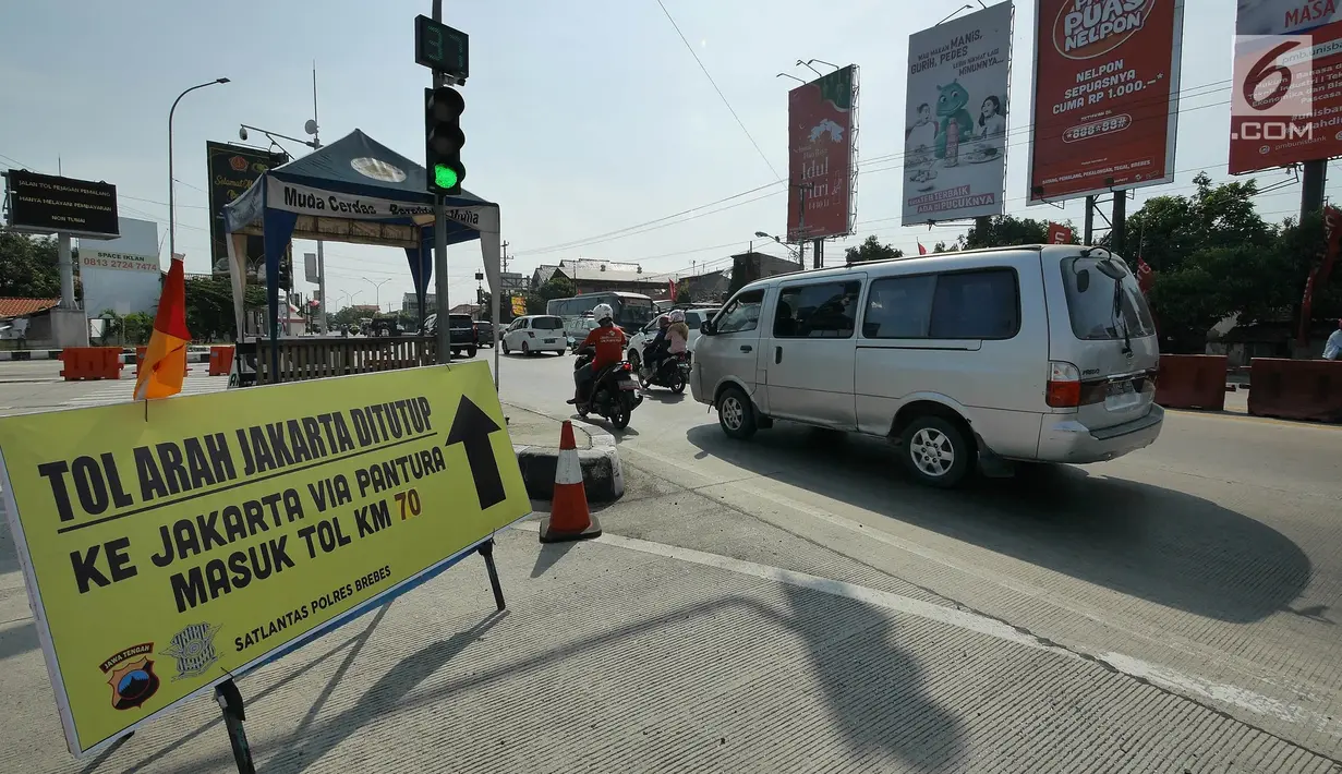 Kendaraan melintas di Perempatan Maya, Jalur Pantura, Tegal, Jawa Tengah, Minggu (2/6/2019). Lalu lintas terpantau ramai lancar kendati berlakunya sistem satu arah di Jalan Tol Trans Jawa membuat kendaraan menuju Jakarta dialihkan melalui jalur arteri Pantura. (Liputan6.com/Herman Zakharia)