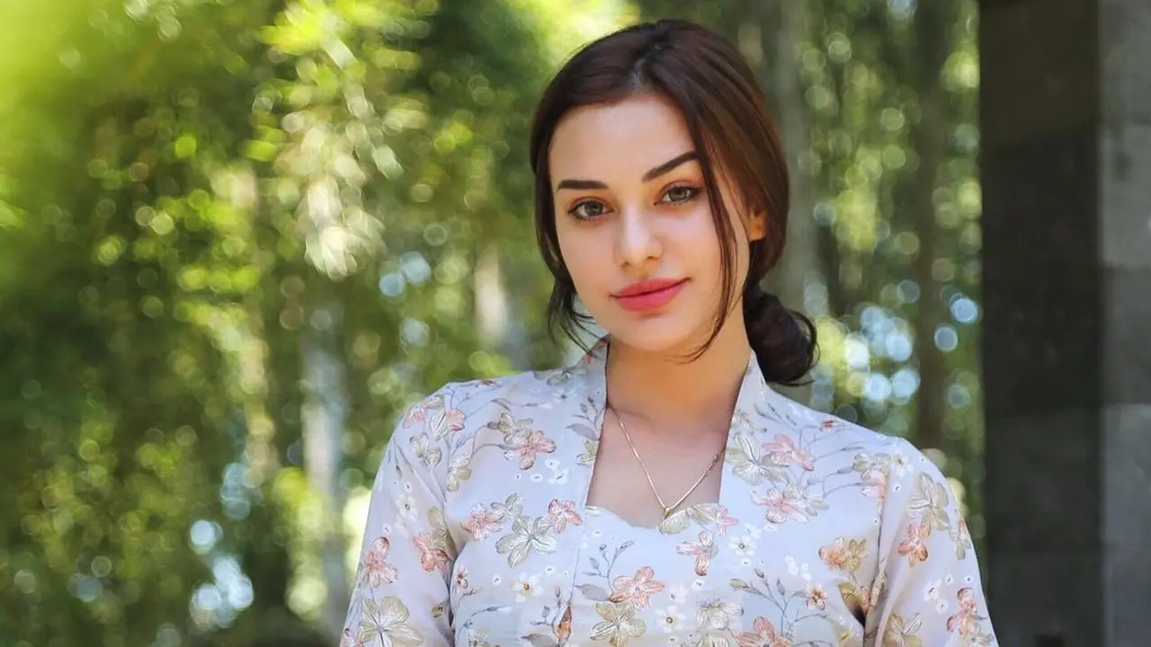 Pesona Nora Alexandra dalam Balutan Kebaya Bali. (Sumber: Instagram/ncdpapl)