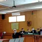 Andriansyah, korban kasus dugaan penganiayaan yang dilakukan terdakwa Bahar bin Smith hadir memberikan keterangan sebagai saksi di Pengadilan Negeri Bandung, Selasa (27/4/2021). (Liputan6.com/Huyogo Simbolon)