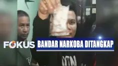 Dari penggeledahan di rumah tersebut, polisi menemukan barang bukti pil ekstasi dan sabu yang disembunyikan tersangka di bawah jok mobil.