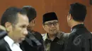 Mantan Sekjen Kementerian ESDM Waryono Karno berdiskusi dengan kuasa hukumnya saat sidang pembacaan putusan sela di pengadilan Tipikor, Jakarta, Senin (25/5/2015). Majelis hakim menolak keberatan atau eksepsi Waryono Karno. (Liputan6.com/Helmi Afandi)