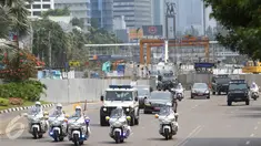 Iring-iringan rombongan Raja Arab Salman bin Abdulaziz al-Saud melintas di Jalan MH Thamrin, Jakarta, Kamis (2/3). Pada hari kedua kunjungannya ke Indonesia, Raja Salman bin Abdulaziz al-Saud menjalani sejumlah agenda. (Liputan6.com/Immanuel Antonius)